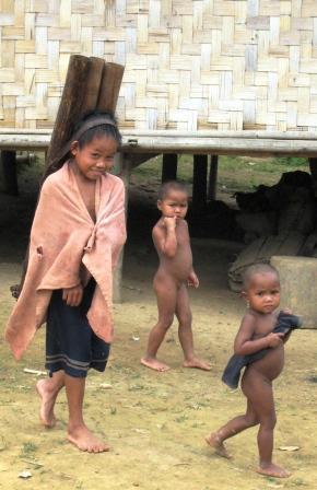 Mädchen bringt Wasser in Bambusrohren