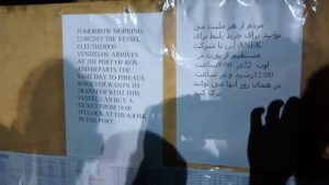 Hinweis auf Tickets für Migranten am Blackboard bei Polizeistation