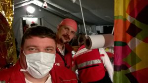 Gemeinsam mit einem ungarischen Rotkreuz-Team werden die Patienten versorgt.