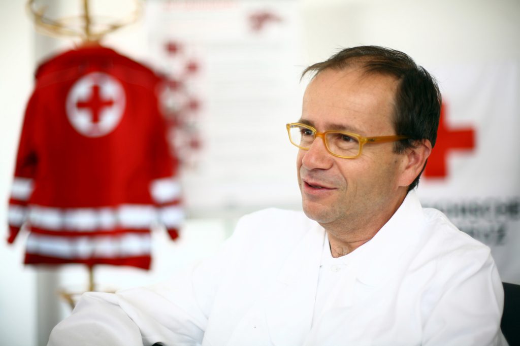Univ. Prof. Dr. Wolfgang Schreiber, Chefarzt des Österreichischen Roten Kreuzes. Er ist Oberarzt der Universitätsklinik für Notfallmedizin am Allgemeinen Krankenhaus in Wien und ao. Universitätsprofessor an der Medizinischen Universität Wien.