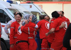Freiwillige Helferinnen und Helfer des Syrisch Arabischen Roten Halbmondes. 